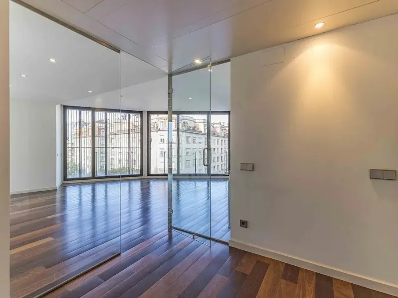 Bright Apartment with Large Balcony and Parking in Galvany, Barcelona
