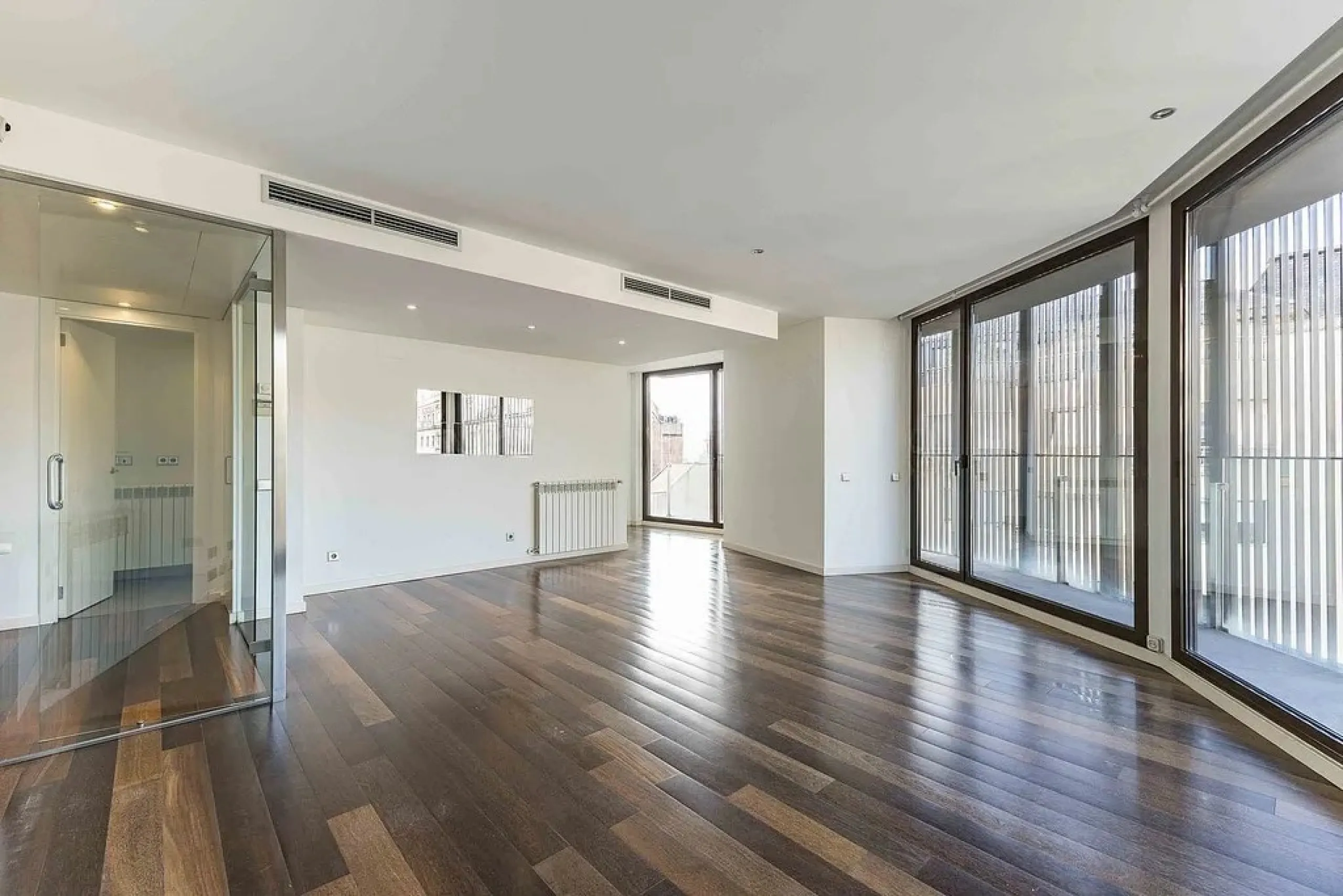 Bright Apartment with Large Balcony and Parking in Galvany, Barcelona