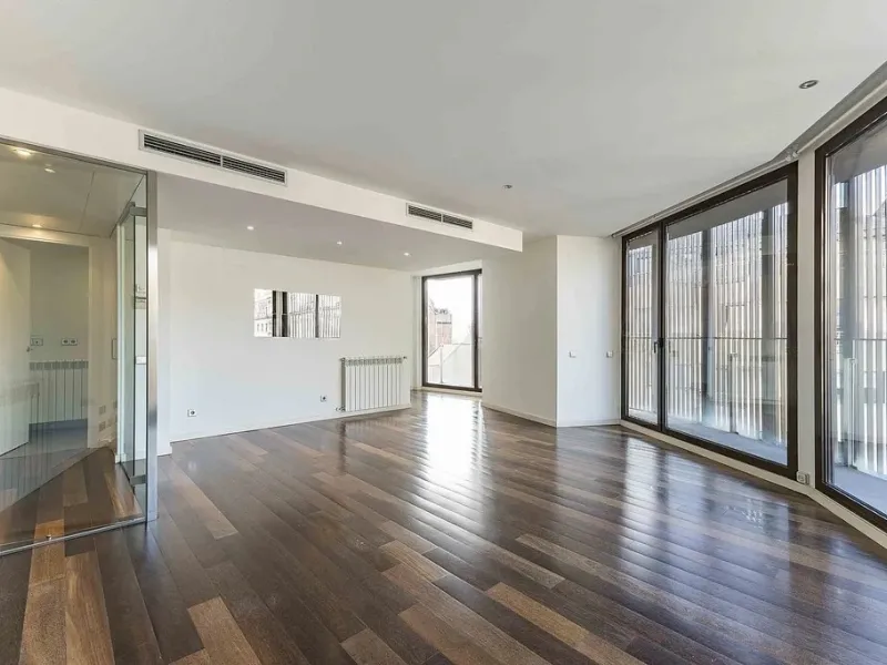 Bright Apartment with Large Balcony and Parking in Galvany, Barcelona
