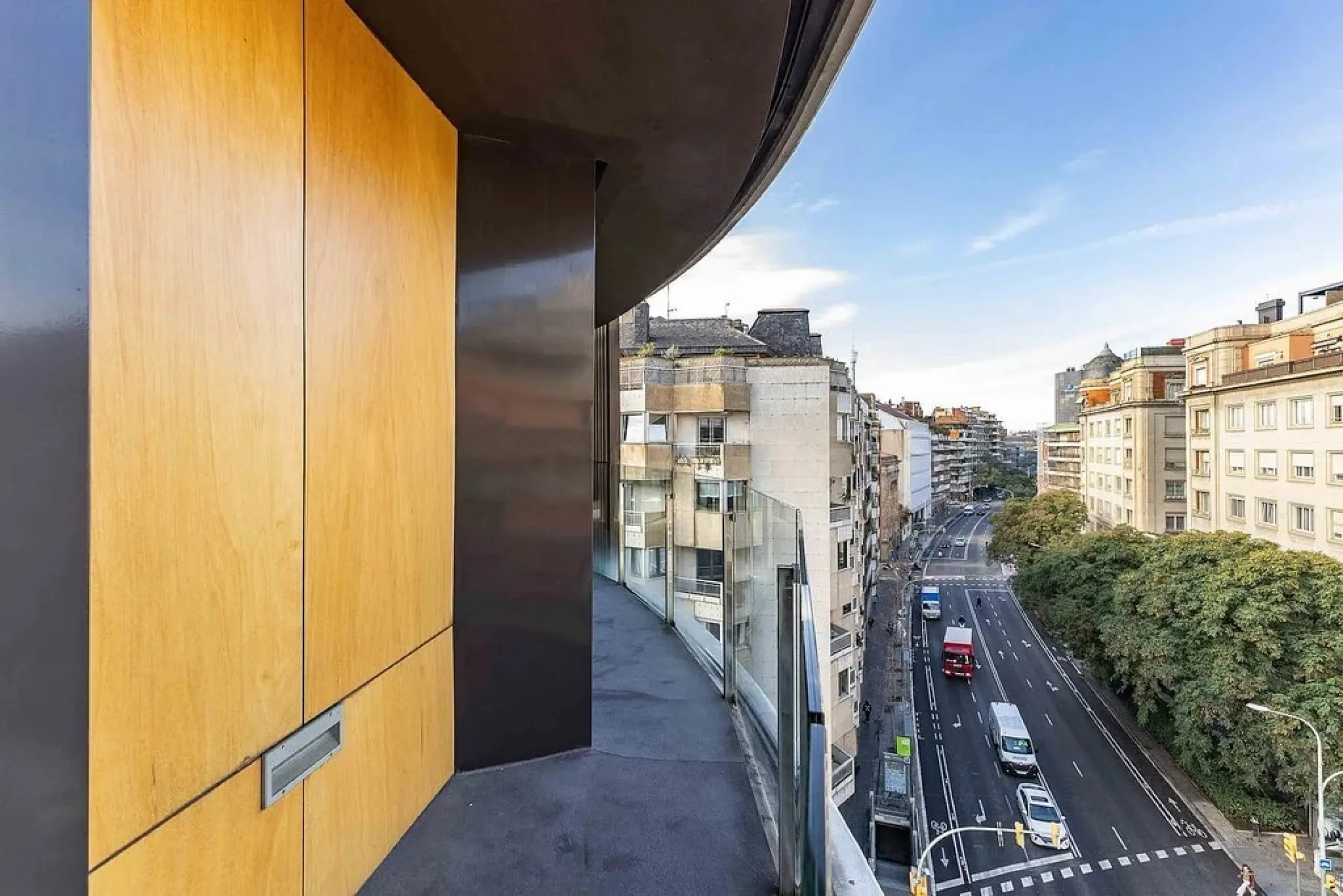 Bright Apartment with Large Balcony and Parking in Galvany, Barcelona