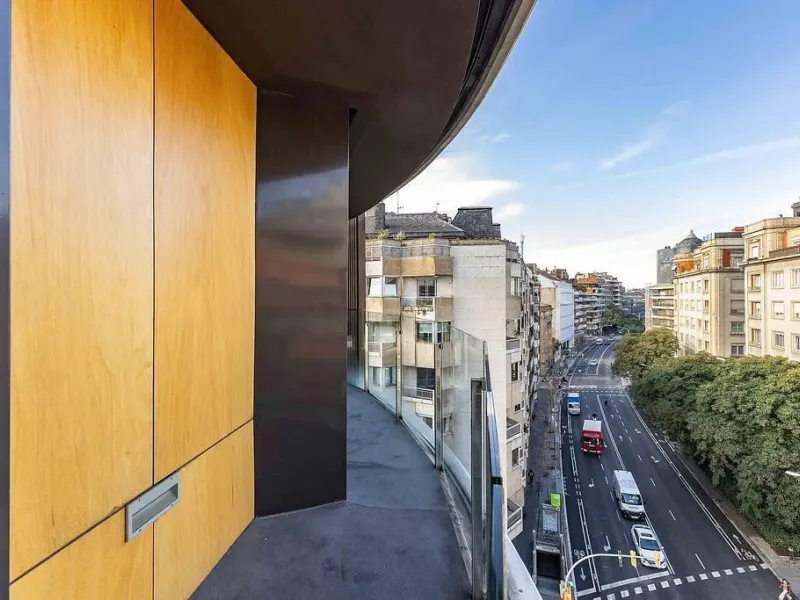 Bright Apartment with Large Balcony and Parking in Galvany, Barcelona