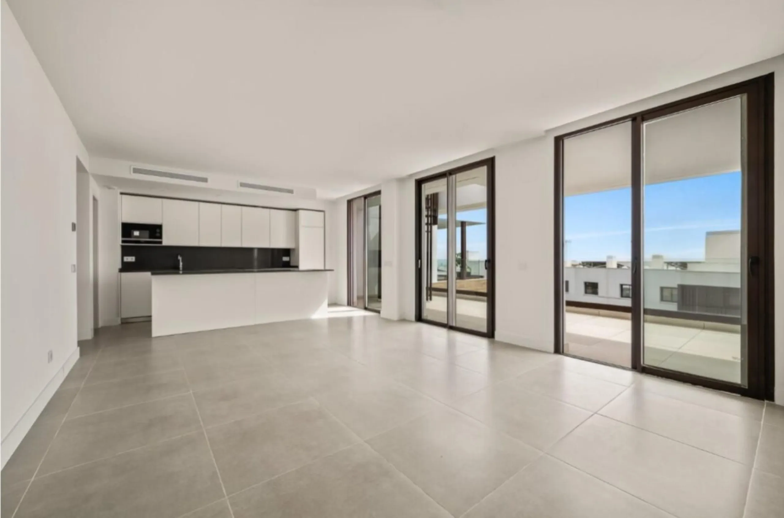 Discover elevated Mediterranean living in this striking penthouse in Reserva del Higuerón, ideally situated just a short 400-meter walk from the beaches of Fuengirola.