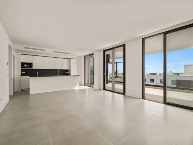 Discover elevated Mediterranean living in this striking penthouse in Reserva del Higuerón, ideally situated just a short 400-meter walk from the beaches of Fuengirola.