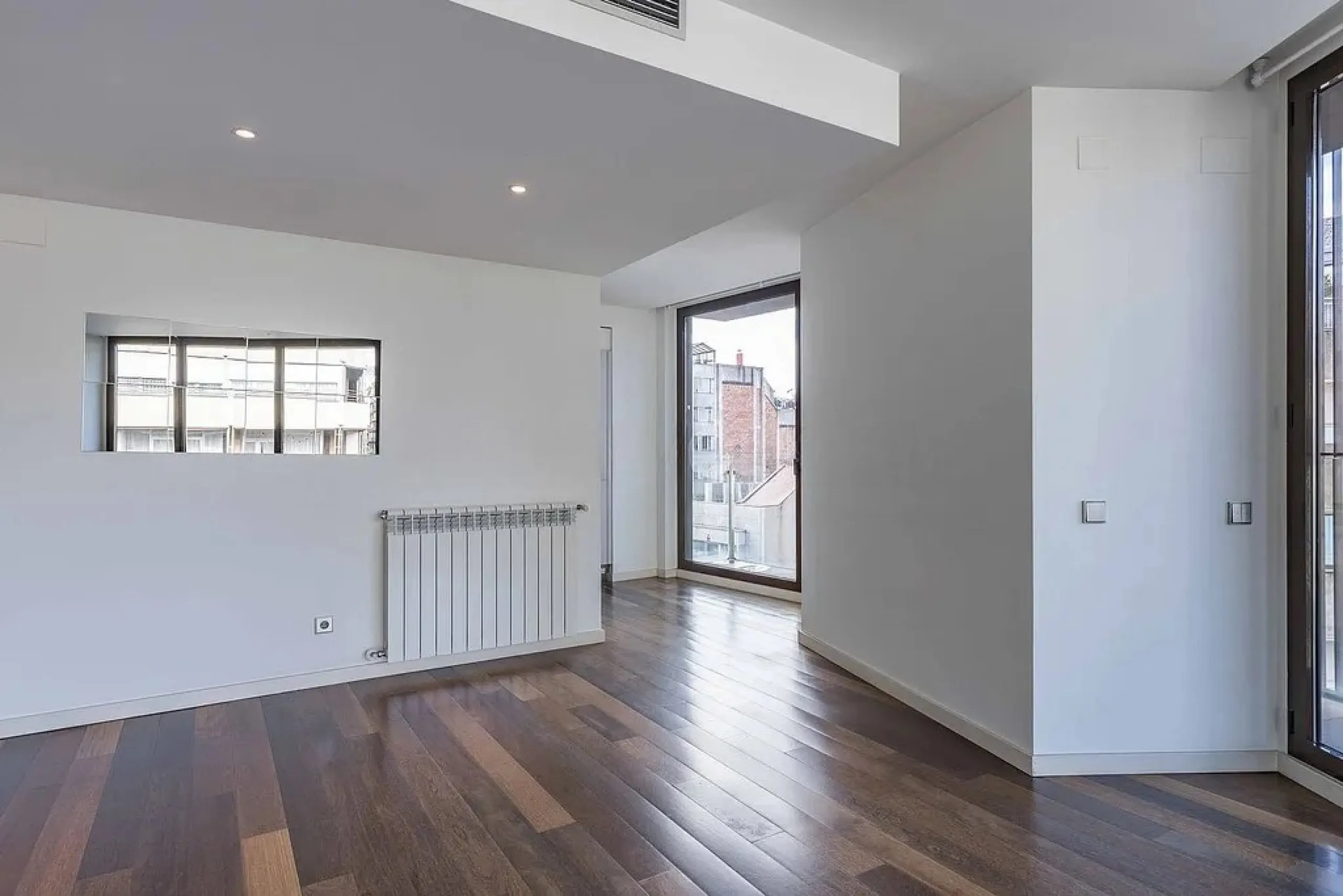 Bright Apartment with Large Balcony and Parking in Galvany, Barcelona