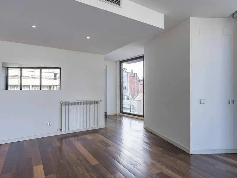 Bright Apartment with Large Balcony and Parking in Galvany, Barcelona