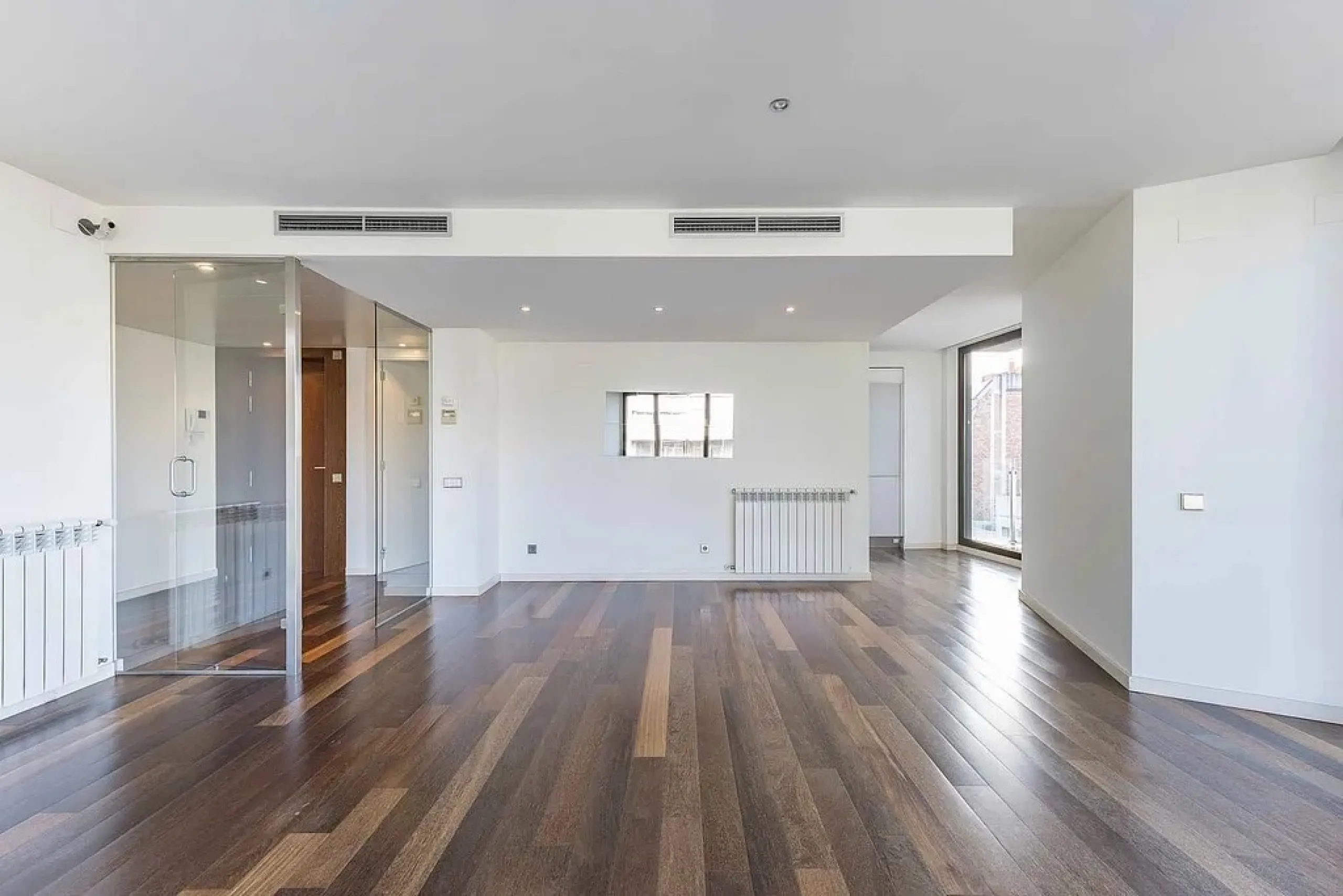 Bright Apartment with Large Balcony and Parking in Galvany, Barcelona