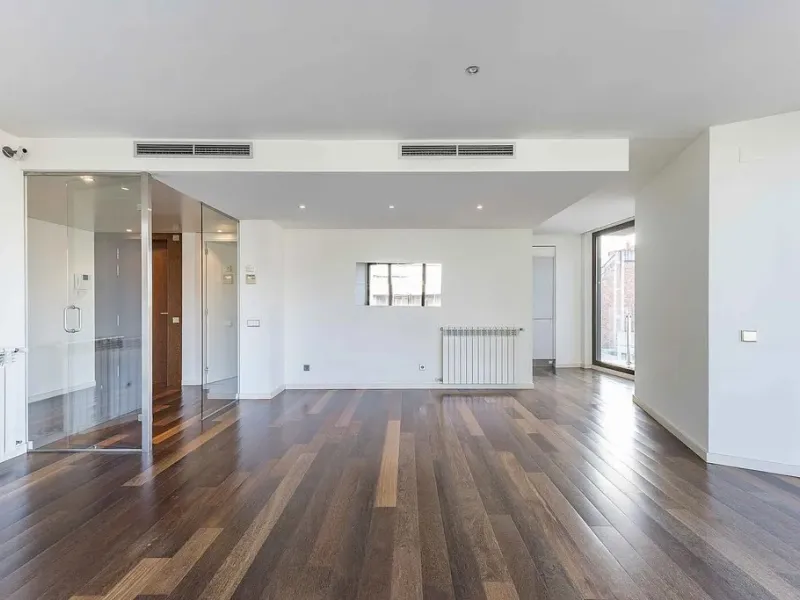 Bright Apartment with Large Balcony and Parking in Galvany, Barcelona