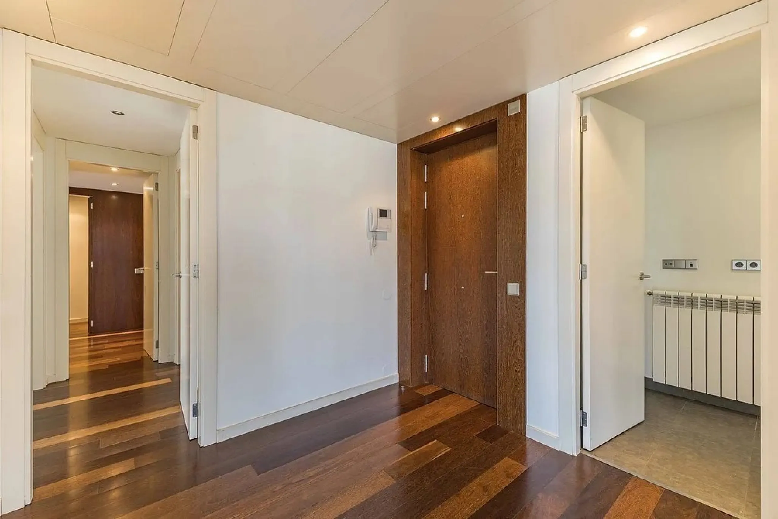 Bright Apartment with Large Balcony and Parking in Galvany, Barcelona