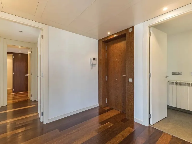 Bright Apartment with Large Balcony and Parking in Galvany, Barcelona