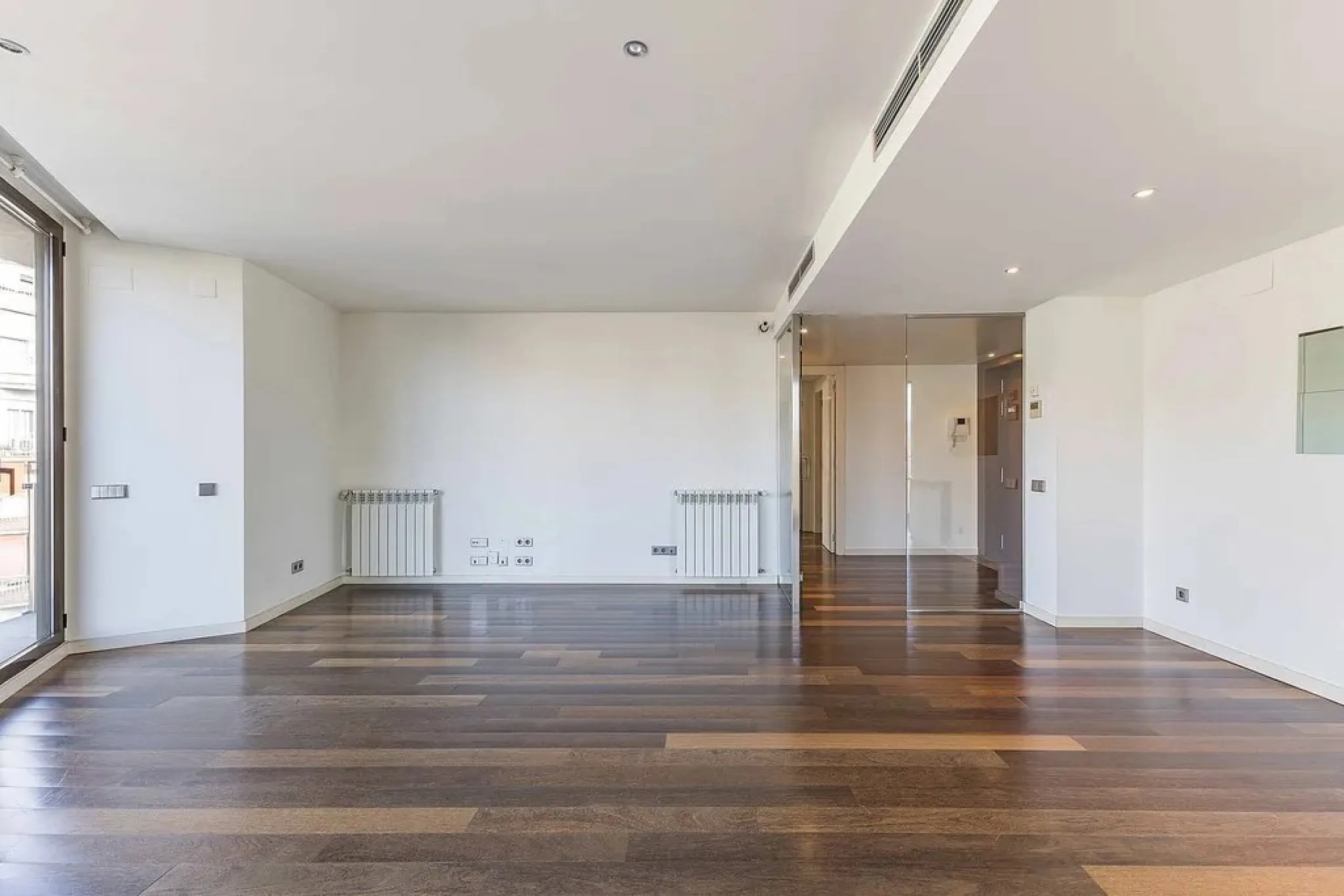 Bright Apartment with Large Balcony and Parking in Galvany, Barcelona