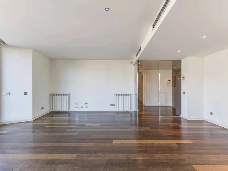 Bright Apartment with Large Balcony and Parking in Galvany, Barcelona