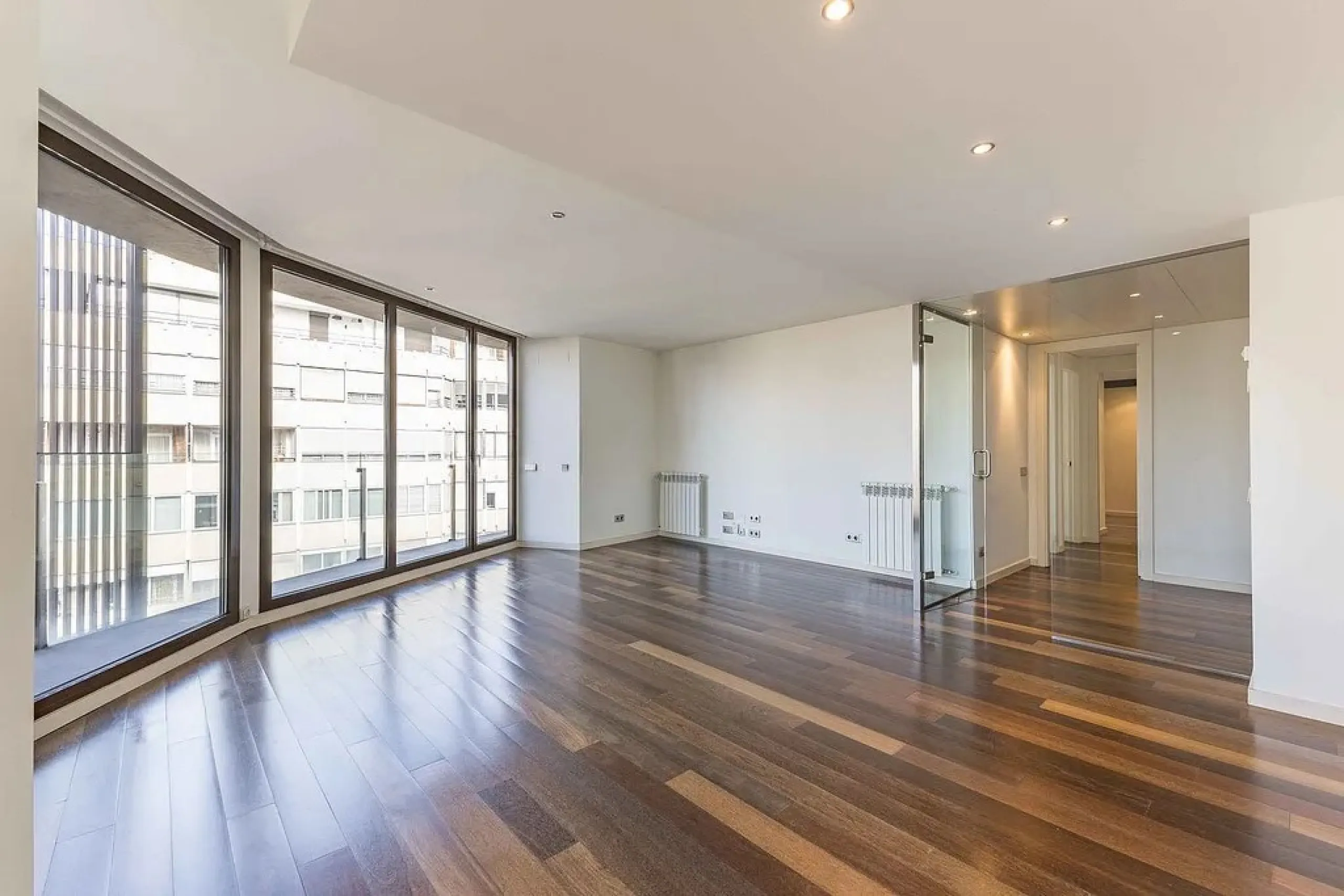 Bright Apartment with Large Balcony and Parking in Galvany, Barcelona