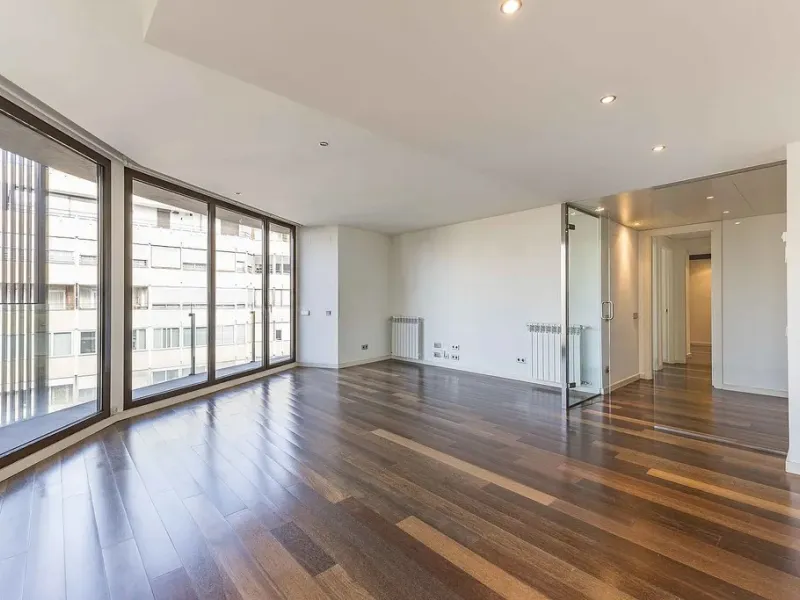 Bright Apartment with Large Balcony and Parking in Galvany, Barcelona