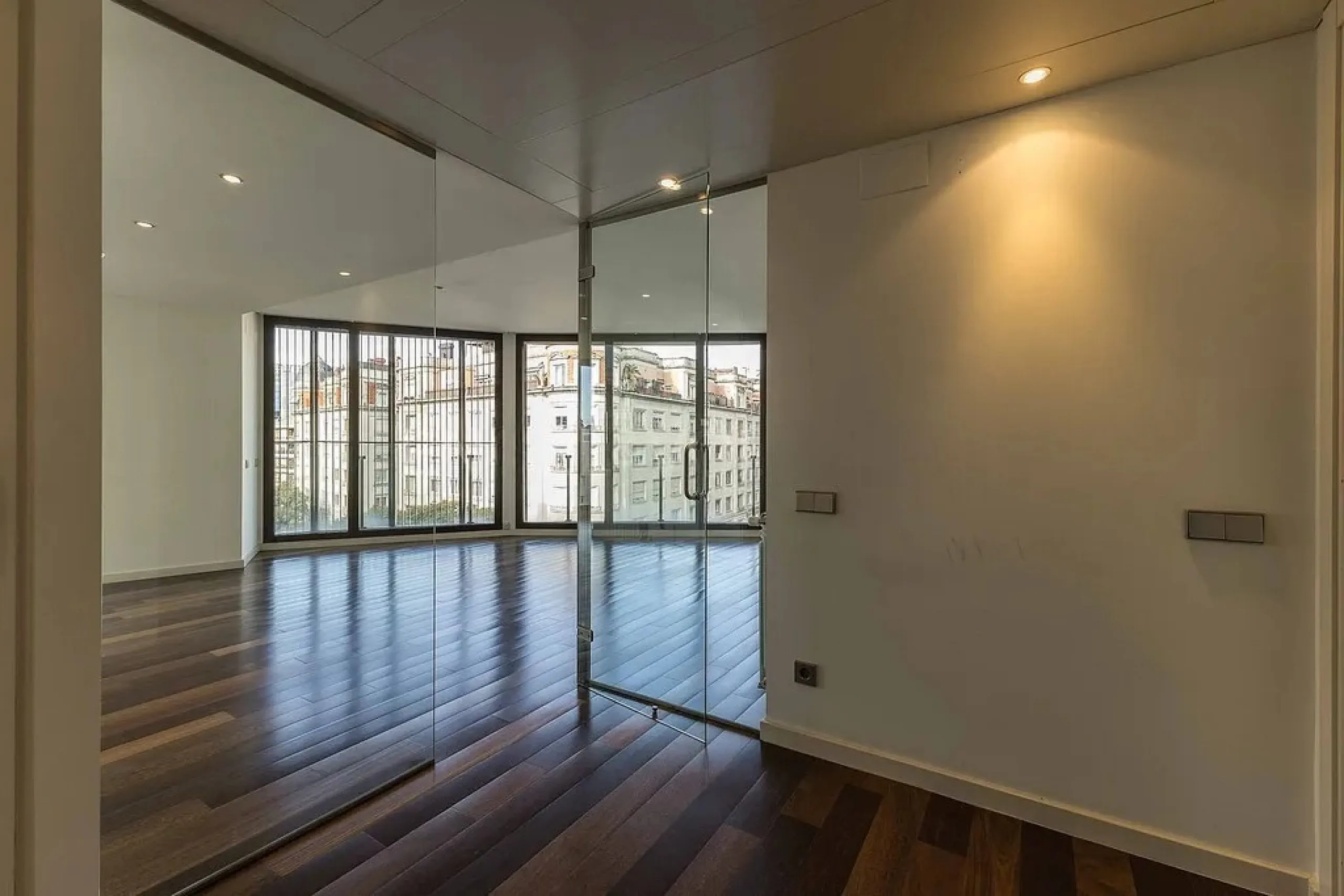 Bright Apartment with Large Balcony and Parking in Galvany, Barcelona
