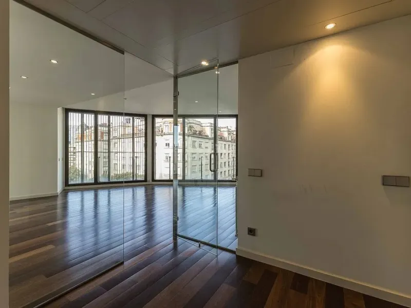 Bright Apartment with Large Balcony and Parking in Galvany, Barcelona
