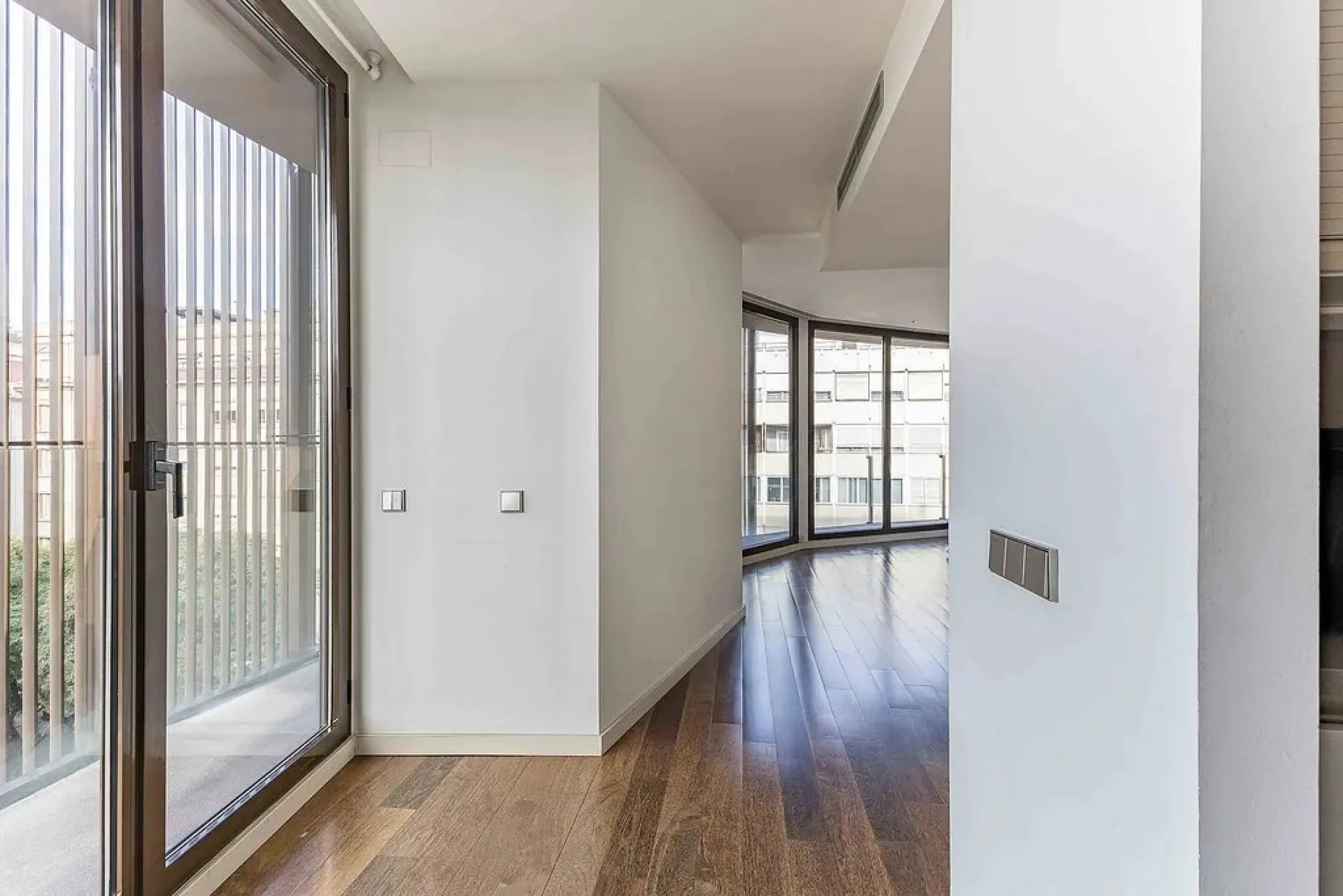 Bright Apartment with Large Balcony and Parking in Galvany, Barcelona