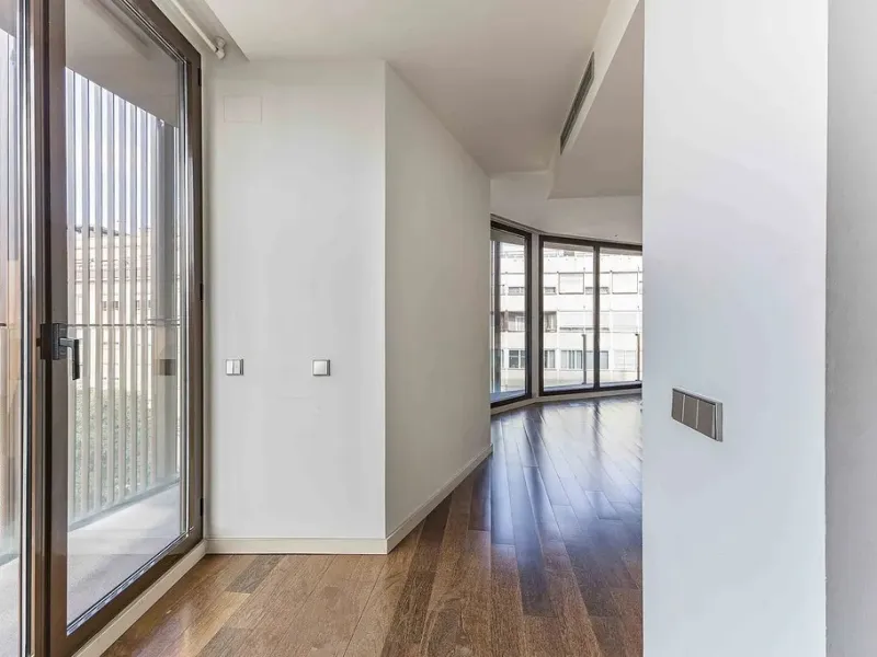 Bright Apartment with Large Balcony and Parking in Galvany, Barcelona