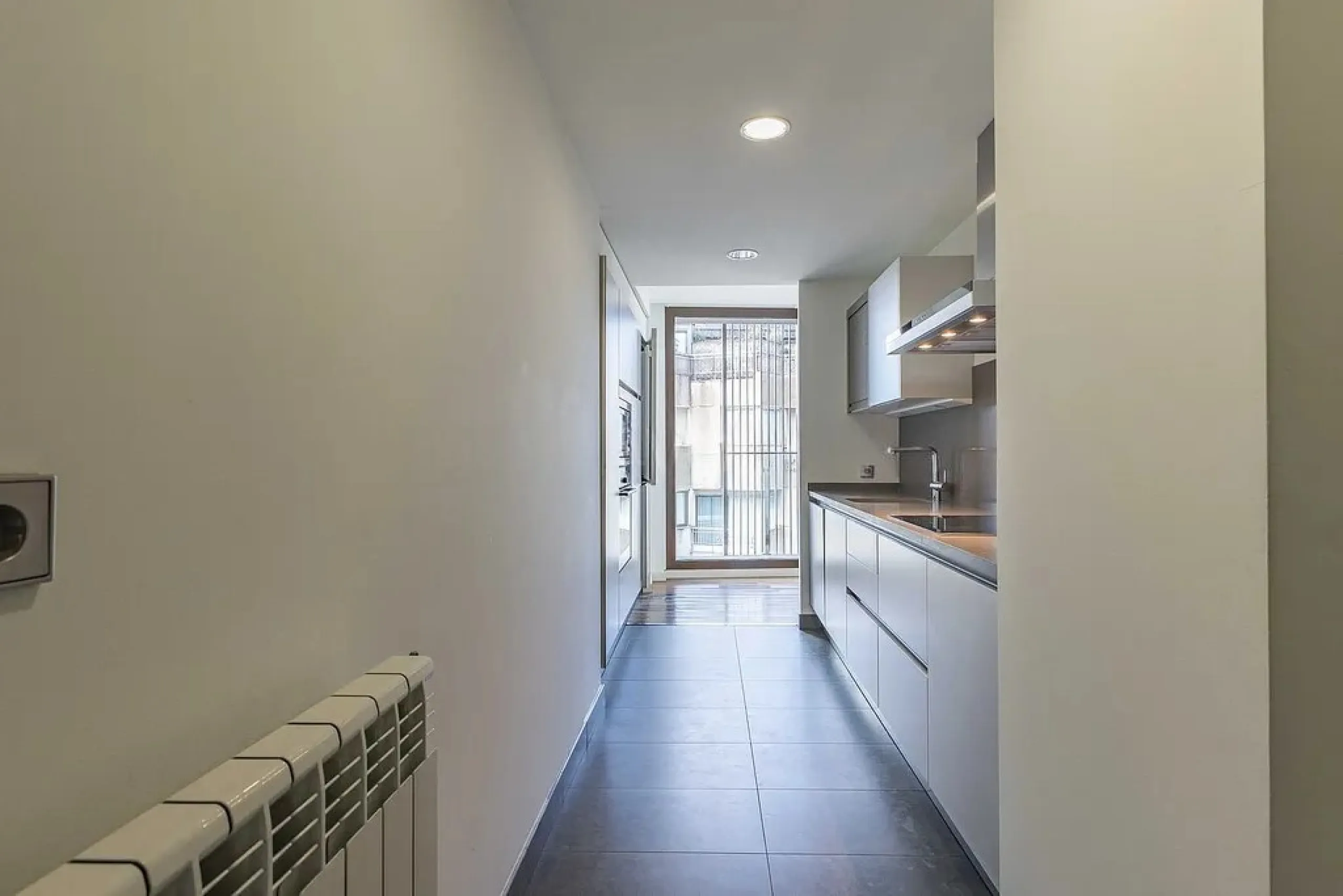 Bright Apartment with Large Balcony and Parking in Galvany, Barcelona