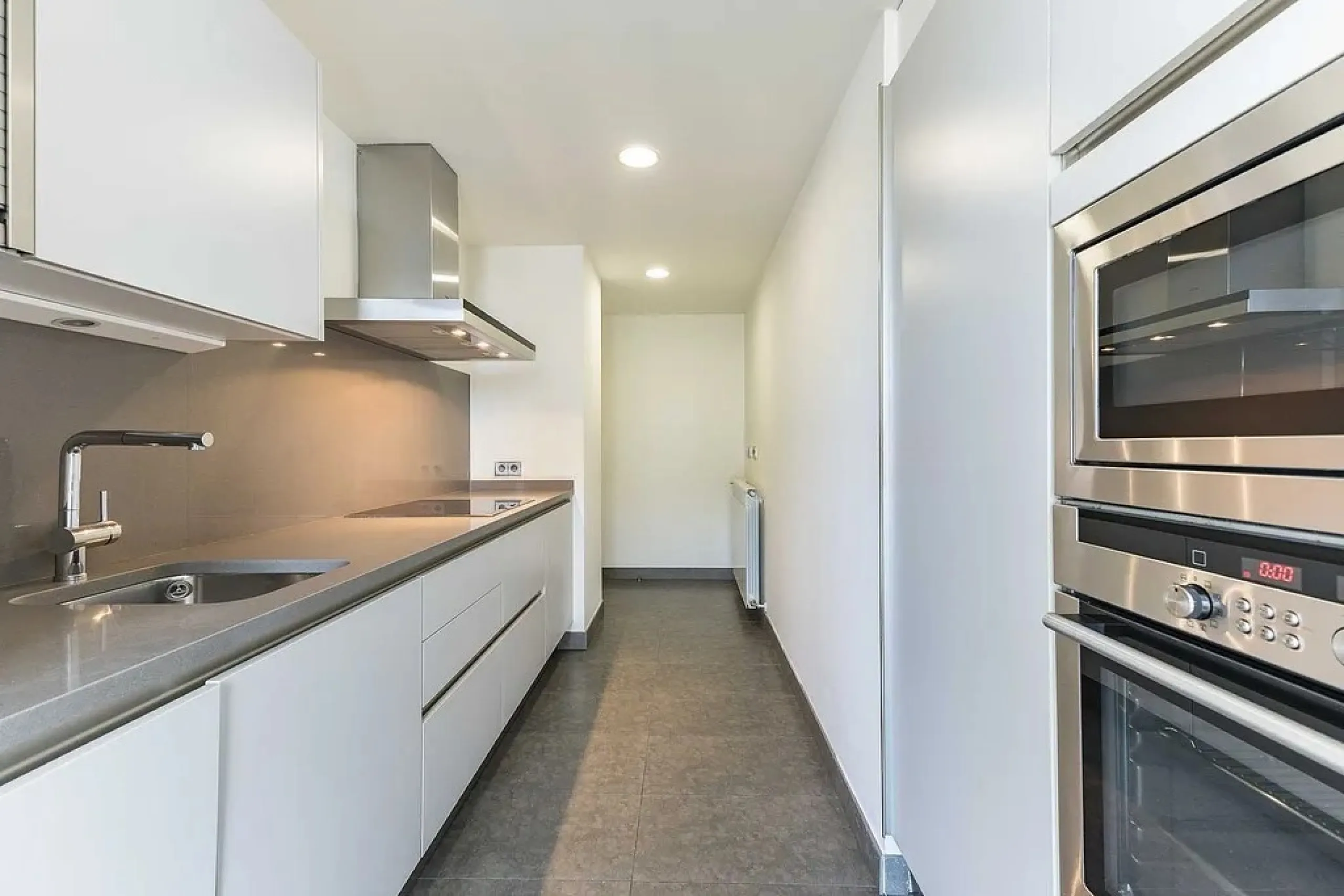 Bright Apartment with Large Balcony and Parking in Galvany, Barcelona