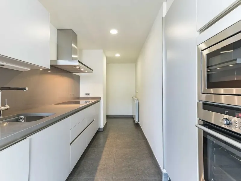 Bright Apartment with Large Balcony and Parking in Galvany, Barcelona