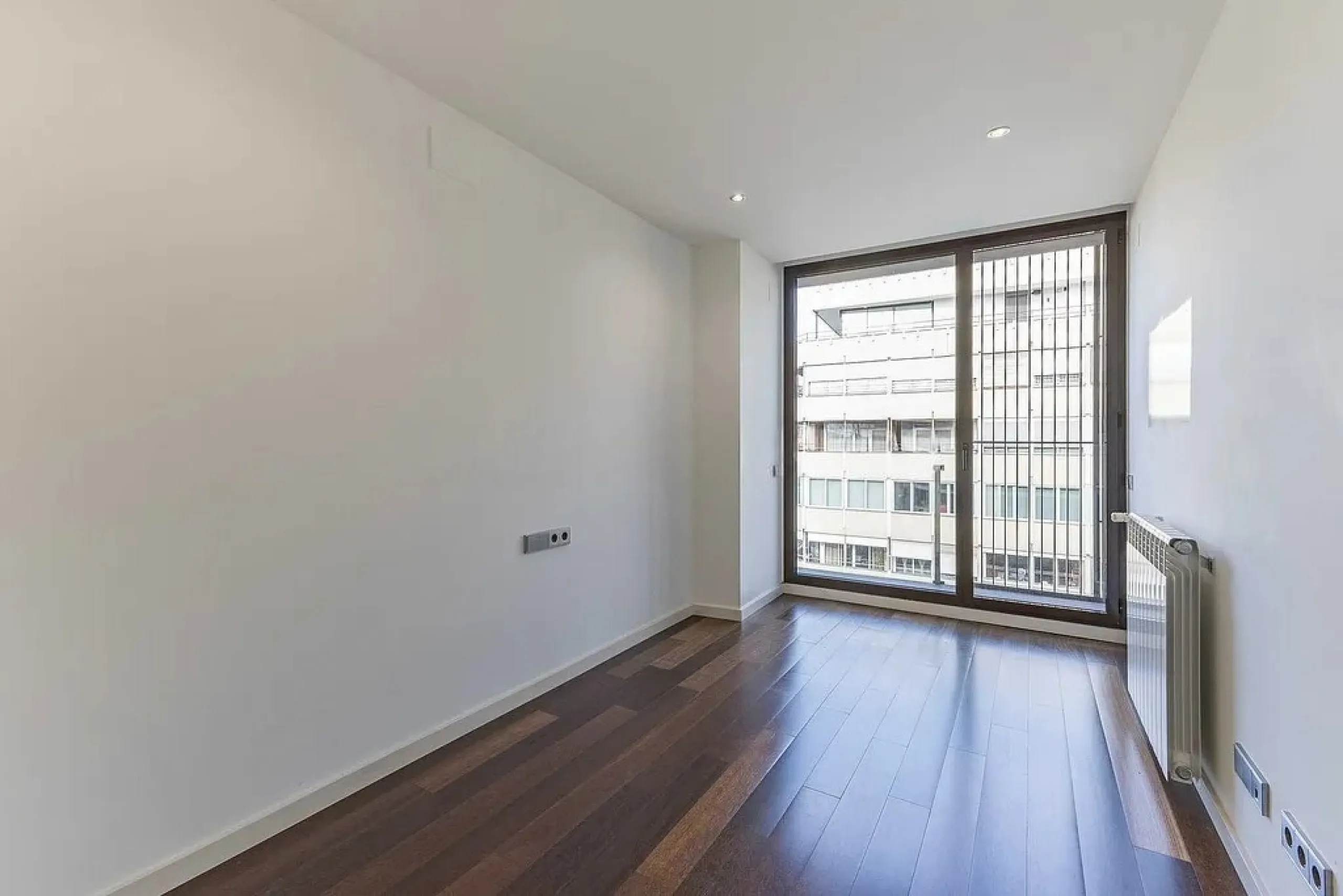 Bright Apartment with Large Balcony and Parking in Galvany, Barcelona