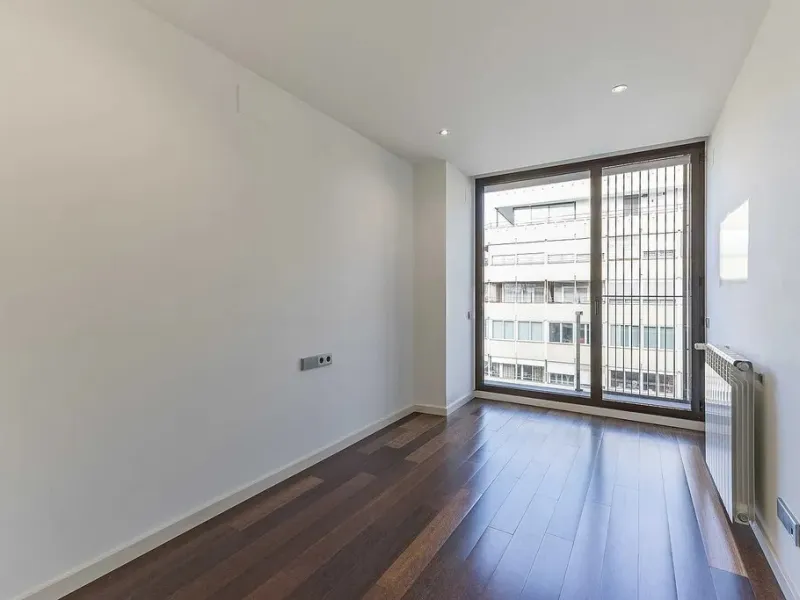 Bright Apartment with Large Balcony and Parking in Galvany, Barcelona