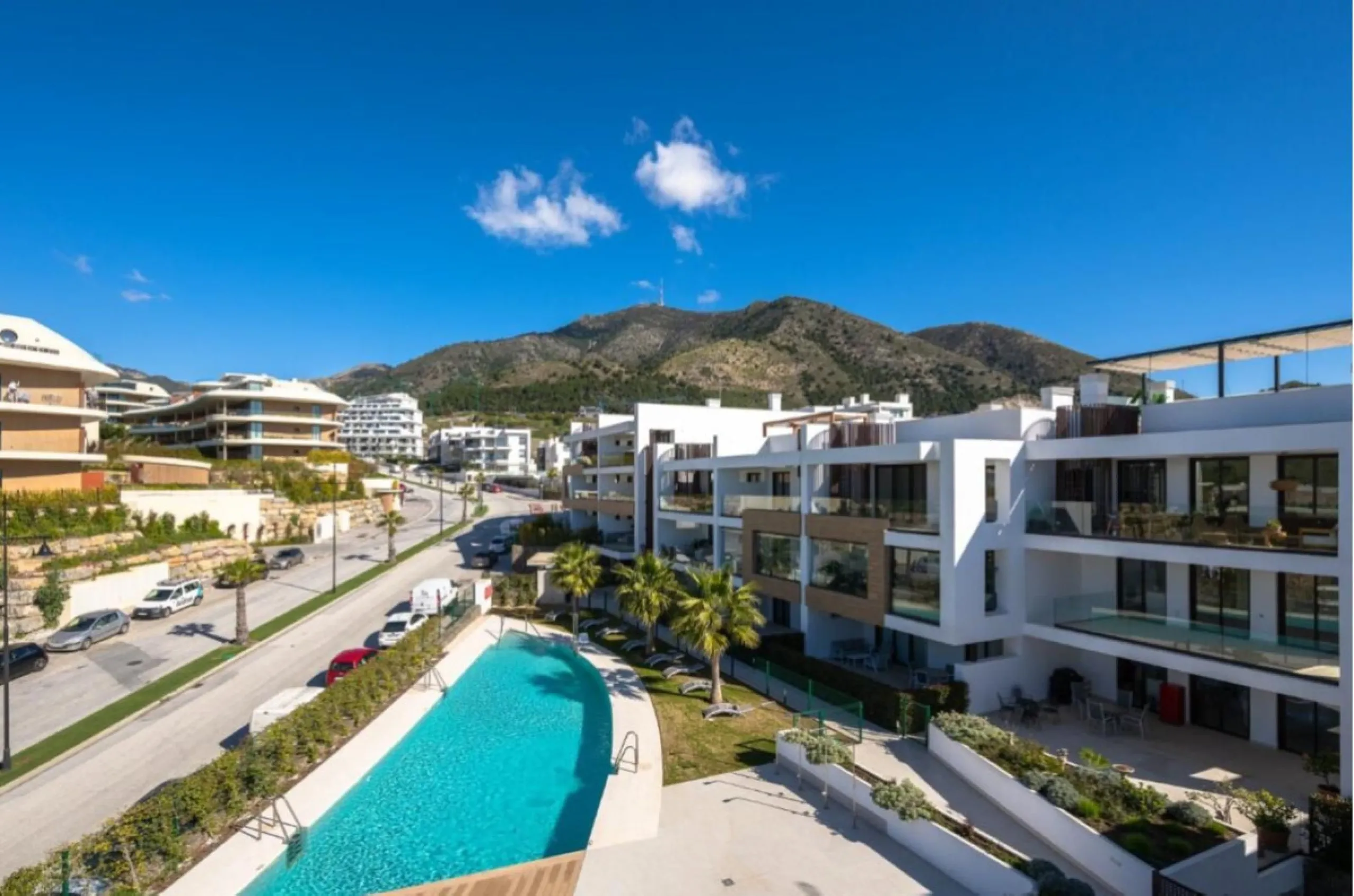 Discover elevated Mediterranean living in this striking penthouse in Reserva del Higuerón, ideally situated just a short 400-meter walk from the beaches of Fuengirola.