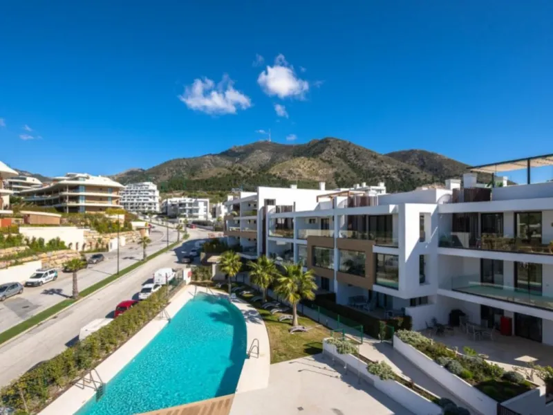 Discover elevated Mediterranean living in this striking penthouse in Reserva del Higuerón, ideally situated just a short 400-meter walk from the beaches of Fuengirola.