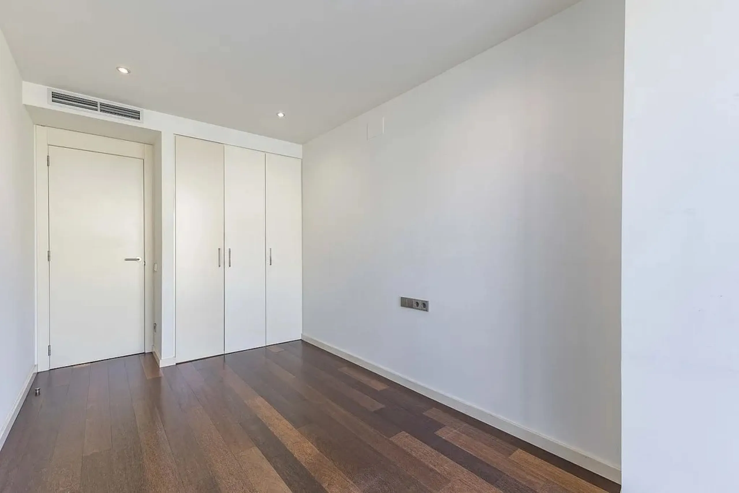 Bright Apartment with Large Balcony and Parking in Galvany, Barcelona