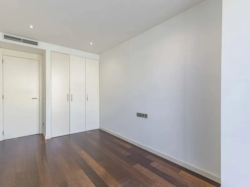 Bright Apartment with Large Balcony and Parking in Galvany, Barcelona
