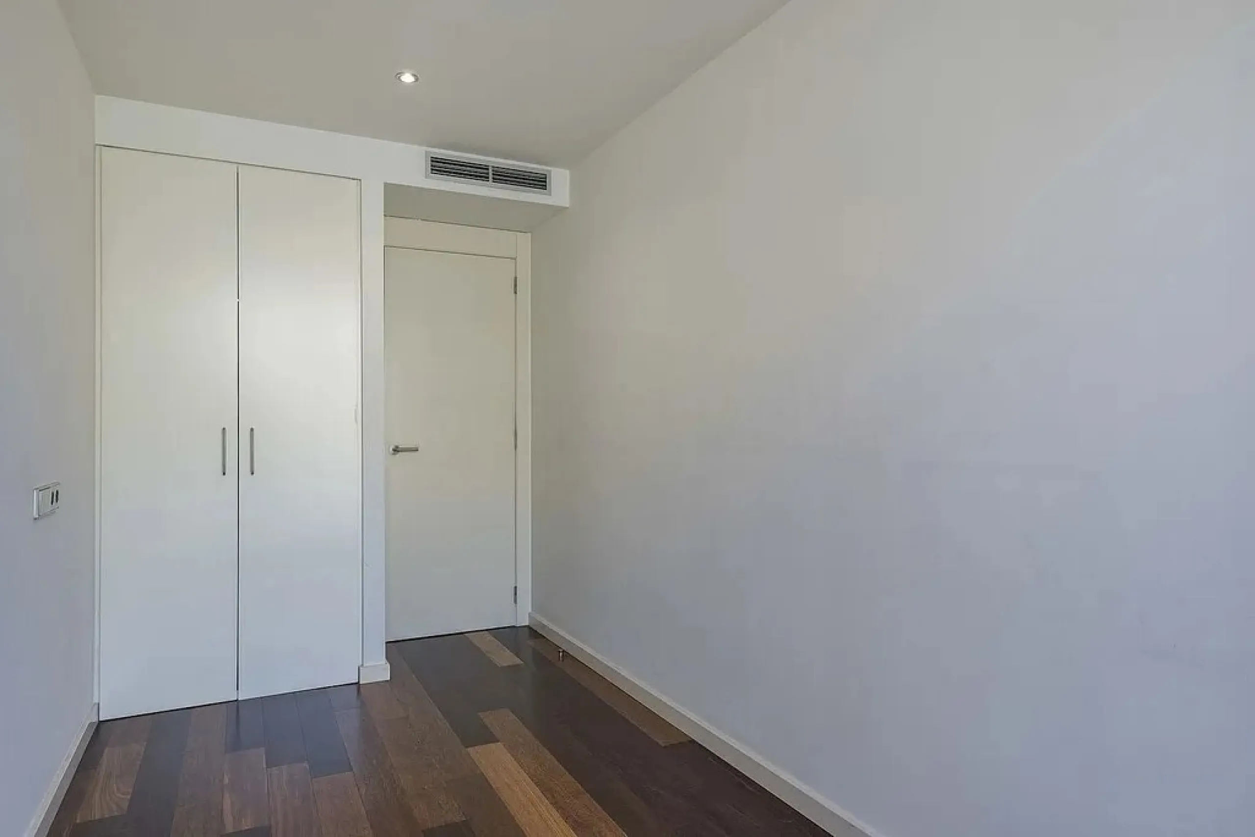 Bright Apartment with Large Balcony and Parking in Galvany, Barcelona