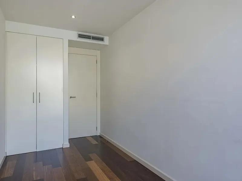 Bright Apartment with Large Balcony and Parking in Galvany, Barcelona