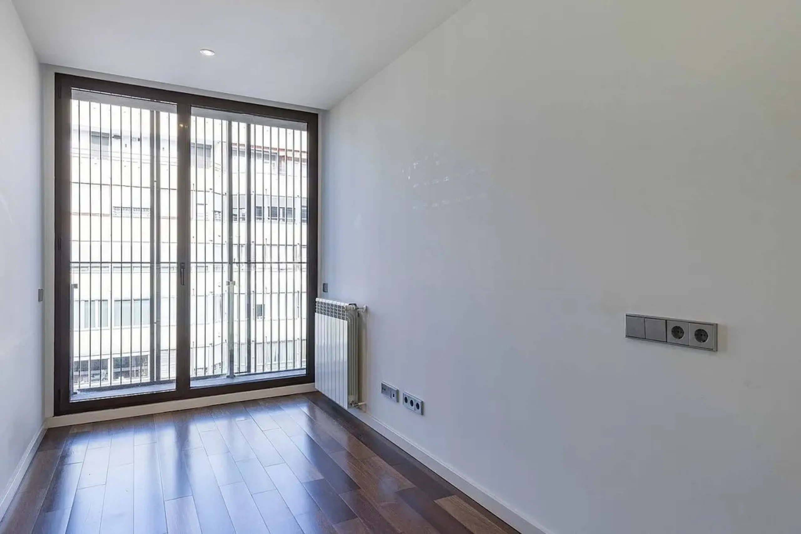 Bright Apartment with Large Balcony and Parking in Galvany, Barcelona