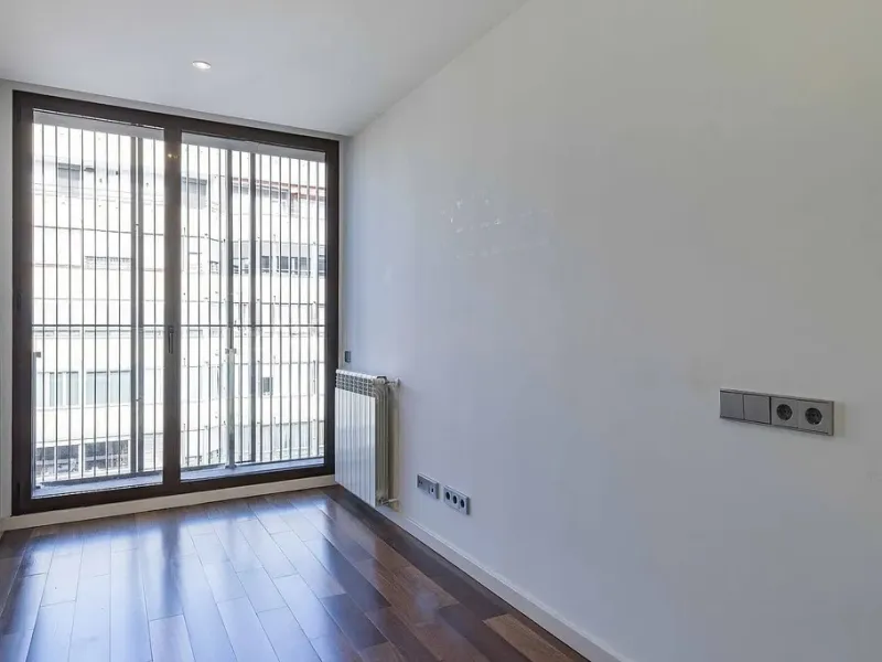 Bright Apartment with Large Balcony and Parking in Galvany, Barcelona