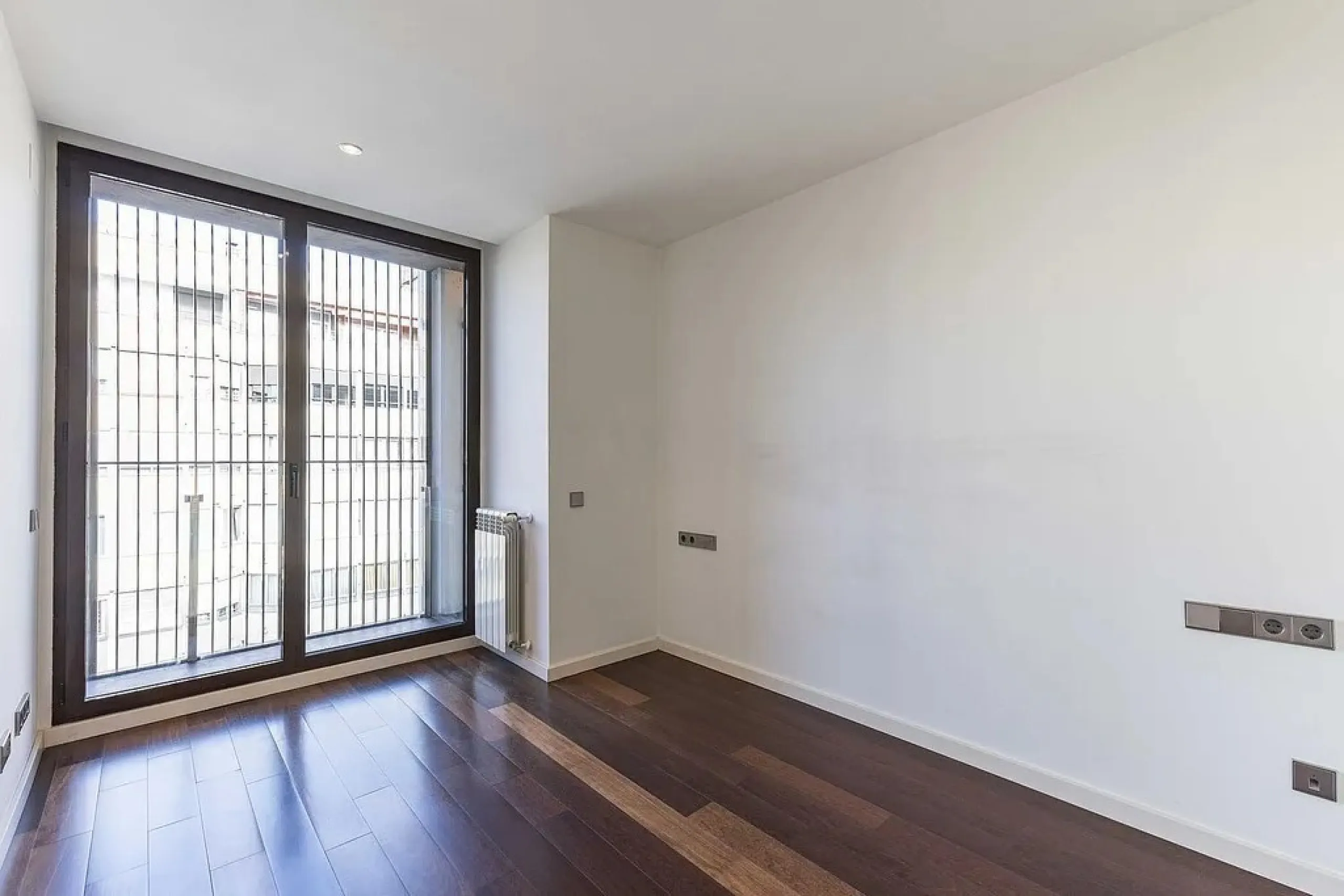 Bright Apartment with Large Balcony and Parking in Galvany, Barcelona