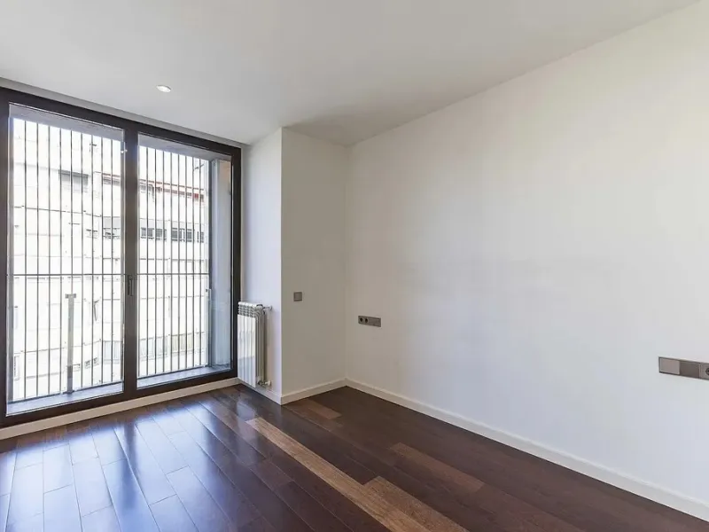 Bright Apartment with Large Balcony and Parking in Galvany, Barcelona