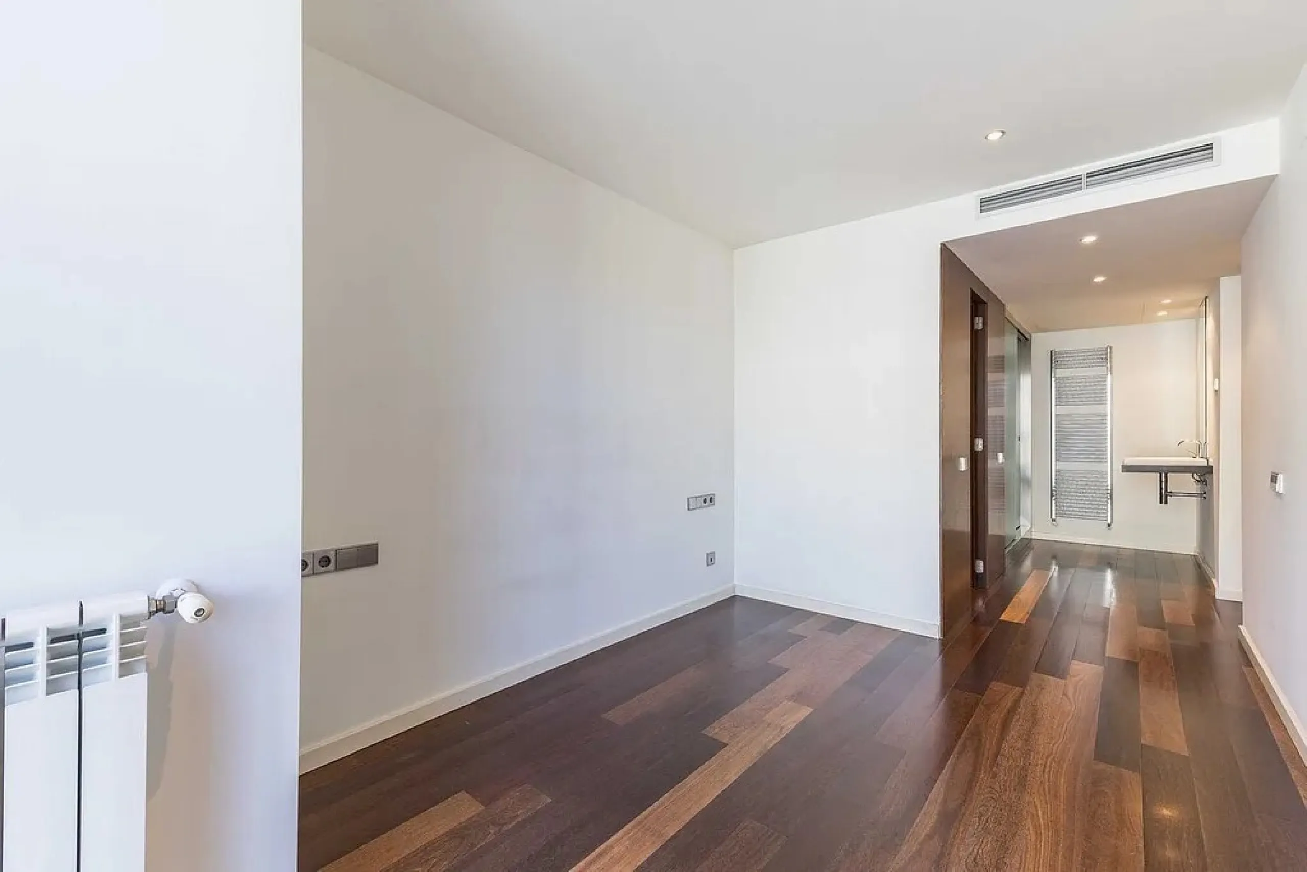 Bright Apartment with Large Balcony and Parking in Galvany, Barcelona