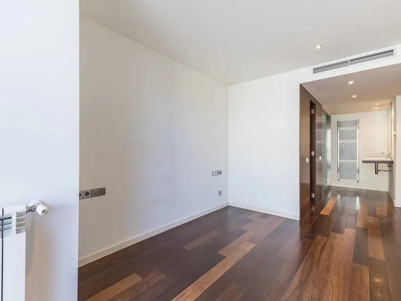 Bright Apartment with Large Balcony and Parking in Galvany, Barcelona