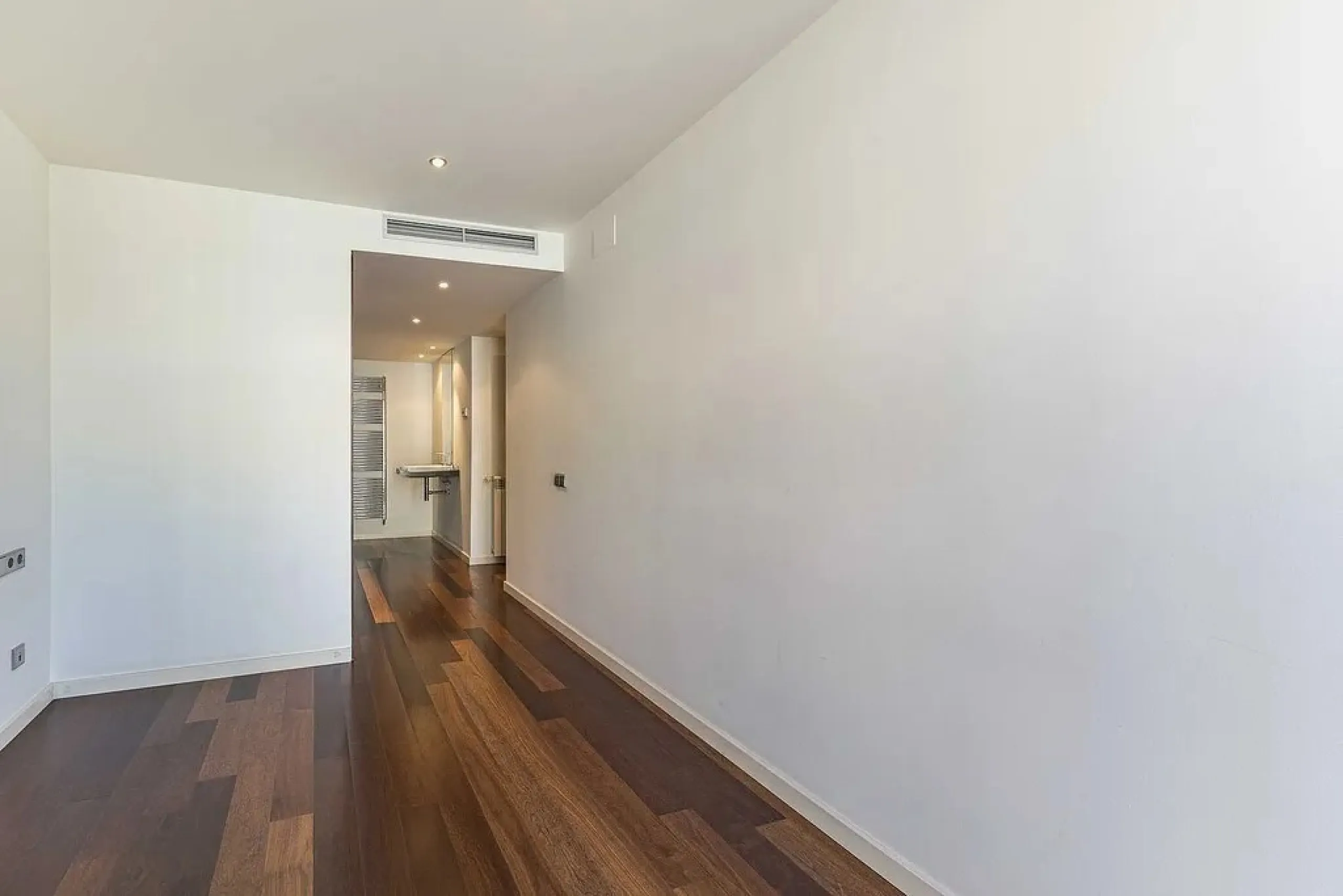 Bright Apartment with Large Balcony and Parking in Galvany, Barcelona