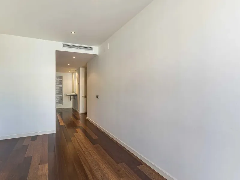 Bright Apartment with Large Balcony and Parking in Galvany, Barcelona