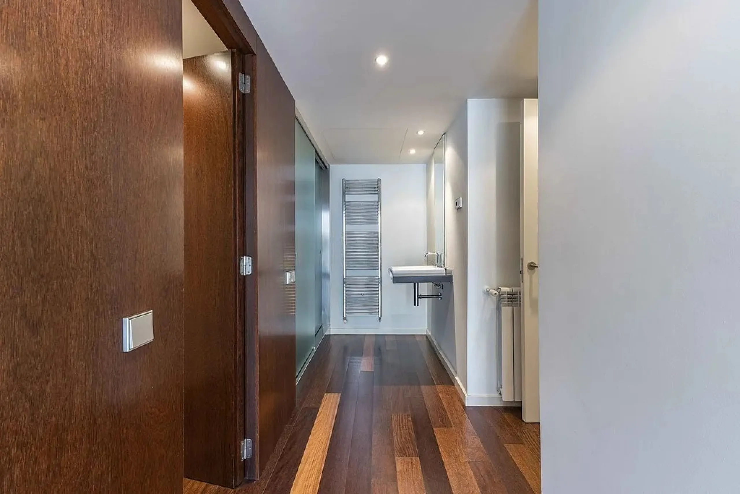 Bright Apartment with Large Balcony and Parking in Galvany, Barcelona
