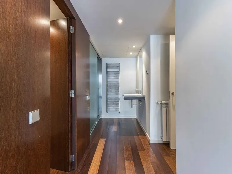 Bright Apartment with Large Balcony and Parking in Galvany, Barcelona