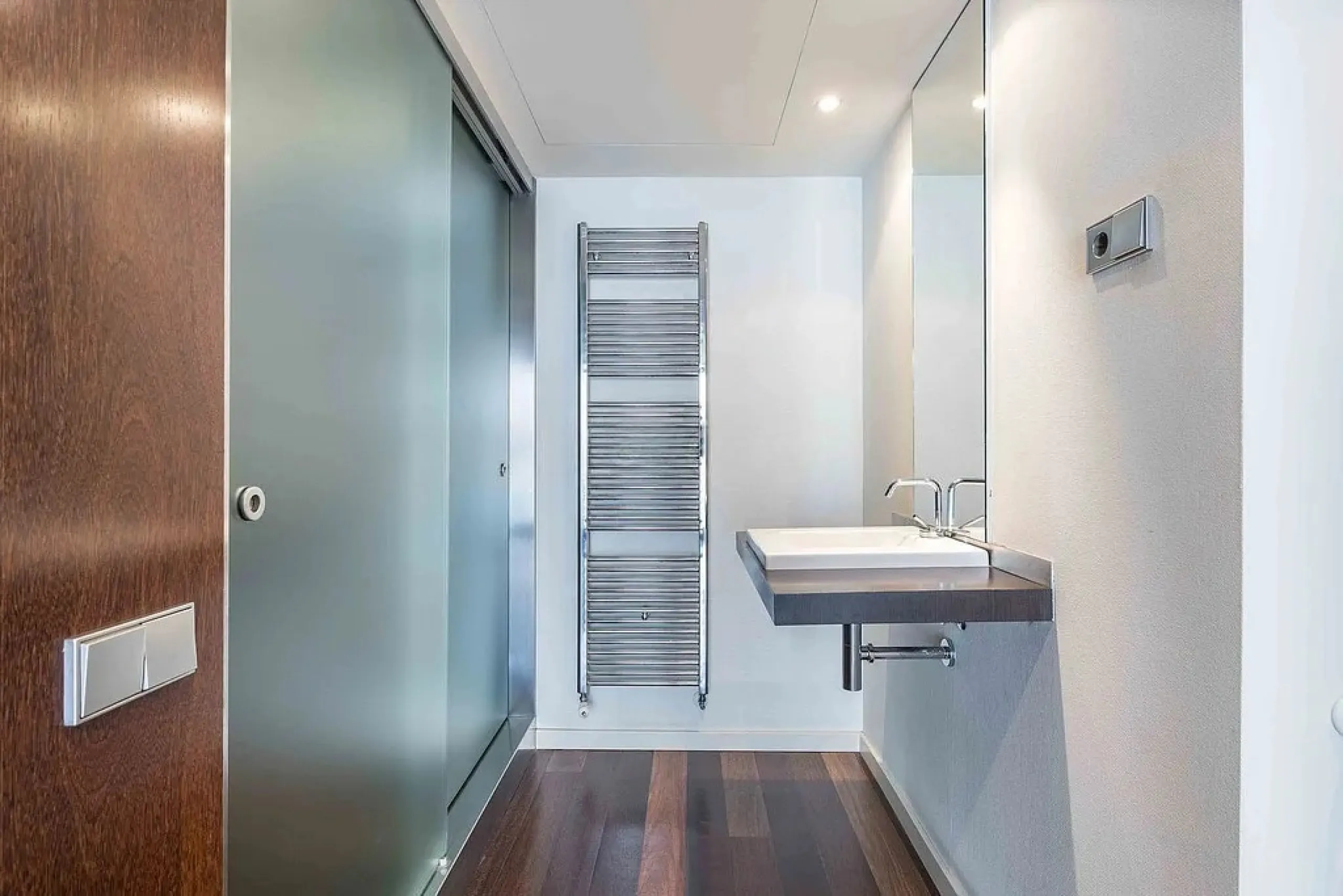Bright Apartment with Large Balcony and Parking in Galvany, Barcelona
