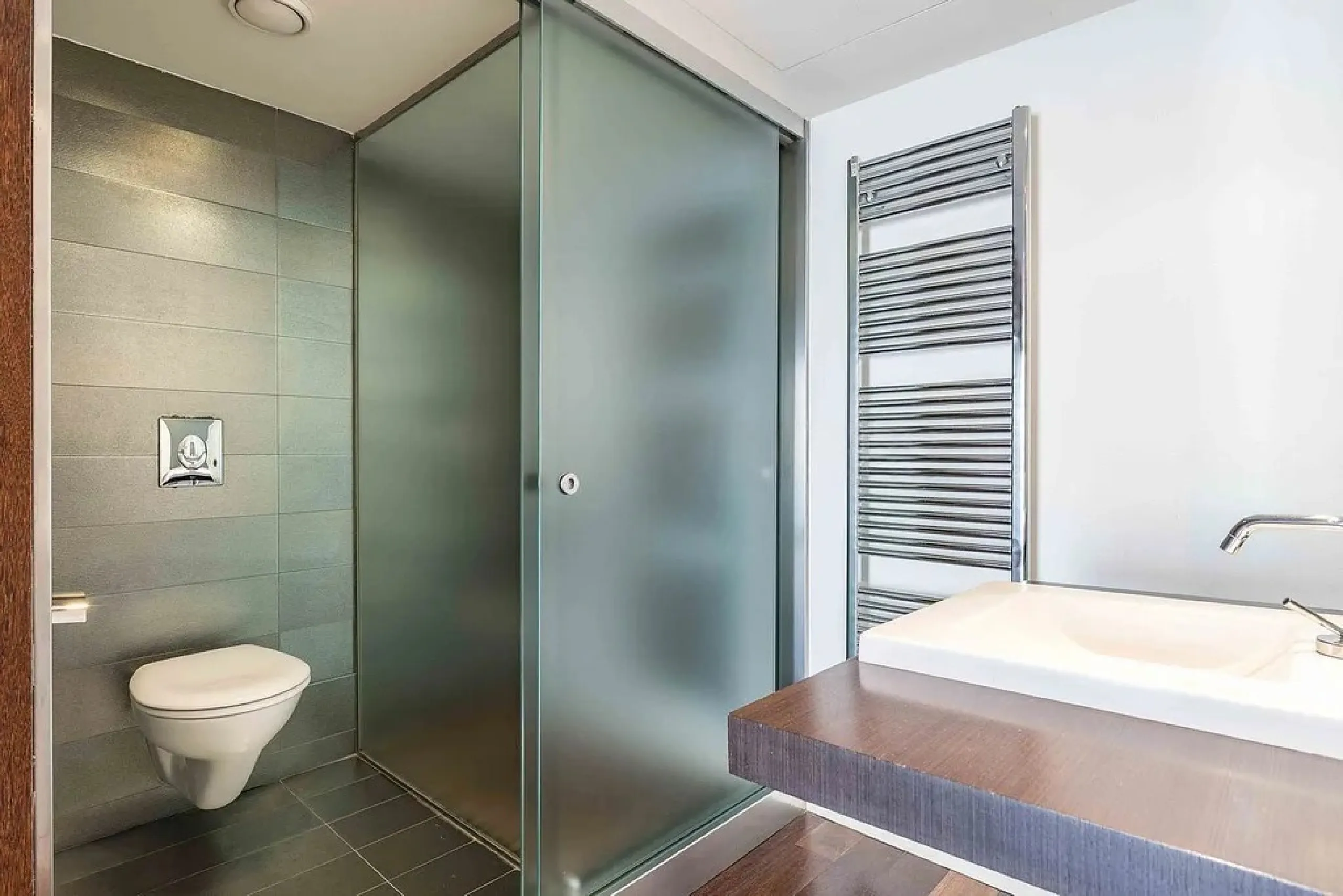 Bright Apartment with Large Balcony and Parking in Galvany, Barcelona