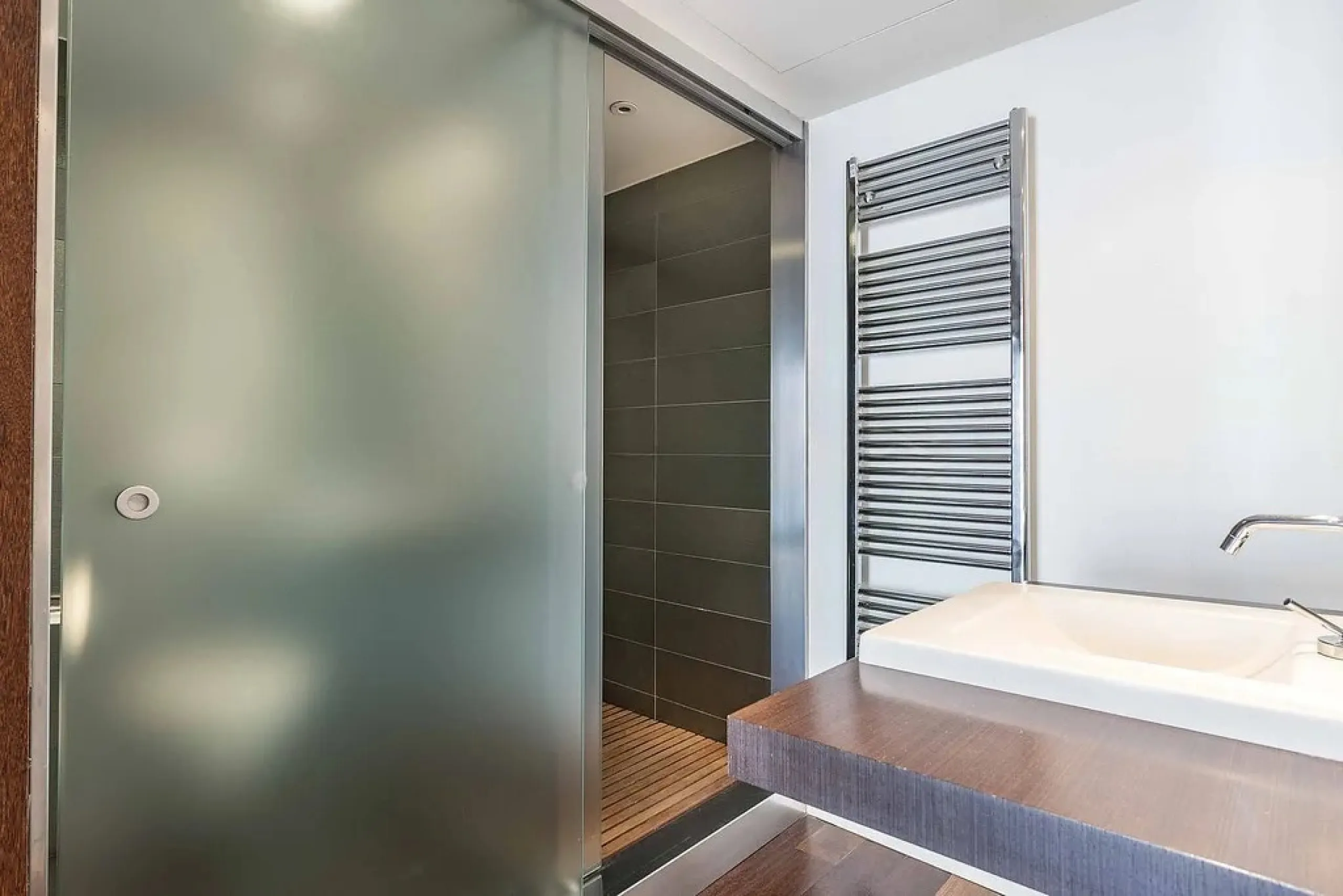 Bright Apartment with Large Balcony and Parking in Galvany, Barcelona