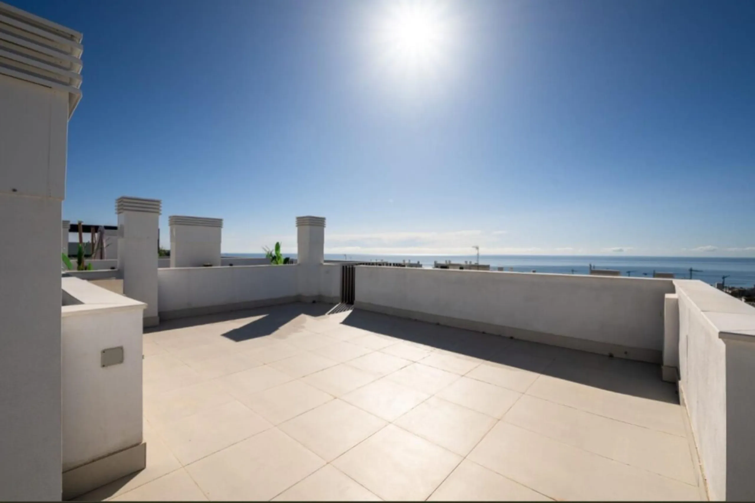 Discover elevated Mediterranean living in this striking penthouse in Reserva del Higuerón, ideally situated just a short 400-meter walk from the beaches of Fuengirola.