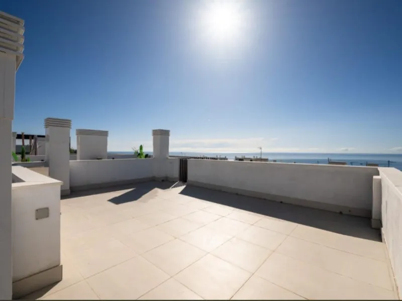 Discover elevated Mediterranean living in this striking penthouse in Reserva del Higuerón, ideally situated just a short 400-meter walk from the beaches of Fuengirola.