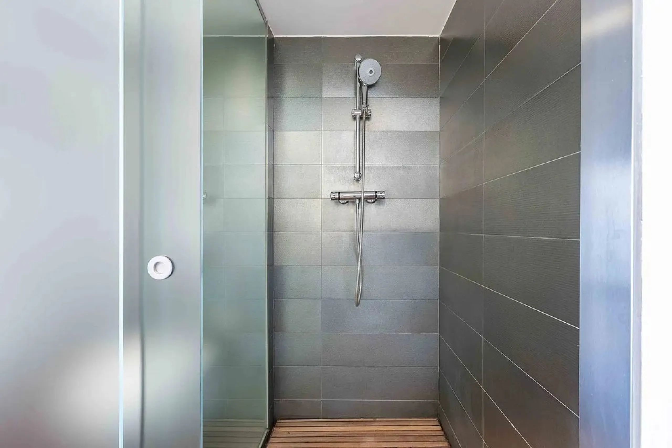 Bright Apartment with Large Balcony and Parking in Galvany, Barcelona