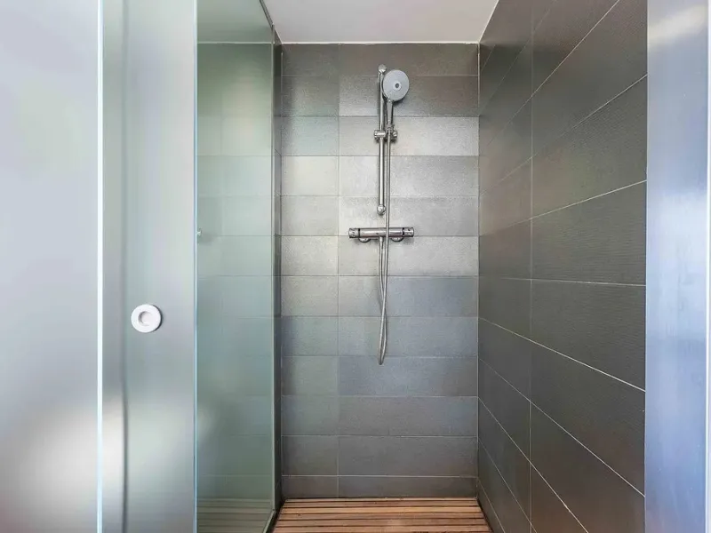 Bright Apartment with Large Balcony and Parking in Galvany, Barcelona