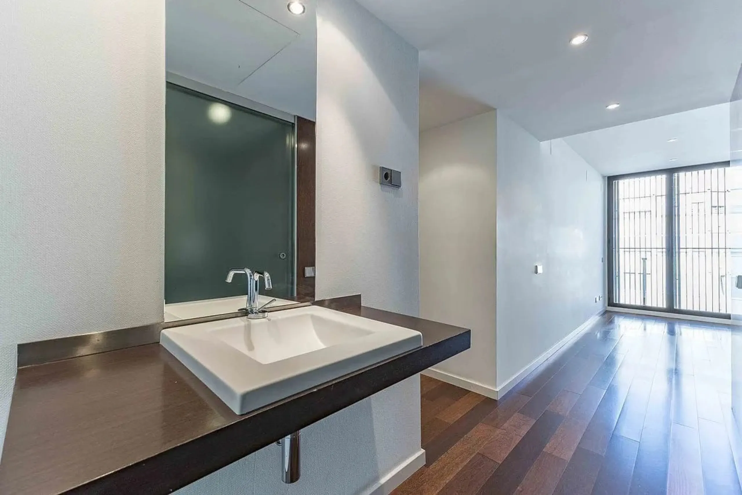 Bright Apartment with Large Balcony and Parking in Galvany, Barcelona